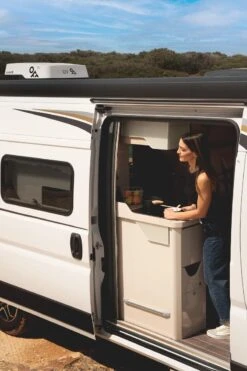 OFF By IndelB Plein-Aircon Dachklimaanlage, 12V -Campingausrüstung 84352 2