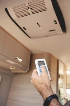 OFF By IndelB Plein-Aircon Dachklimaanlage, 12V -Campingausrüstung 84352 4